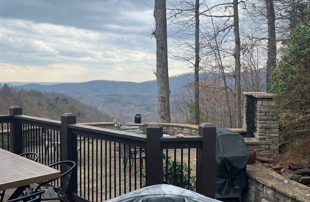 Stunning Mountain Retreat with Hot Tub