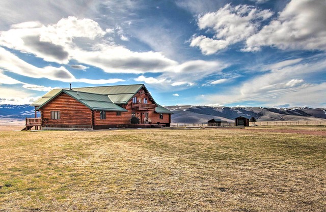 Stunning Mountain-View Ranch on 132 Acres!