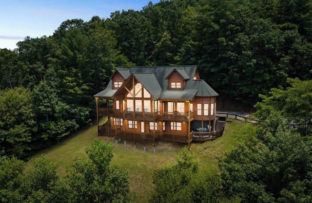 Stunning Mtn Views! Sleeps 10~Hot Tub~Game Room