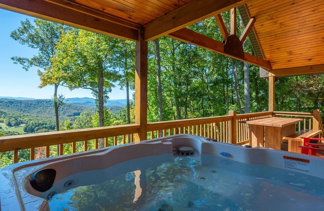 Stunning Mtn Views, Hot Tub+Fire Pit, Fireplace~Grill, WiFi, Private, Near Town!