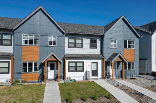 Stunning New 3 Bedroom Mountain View Condo