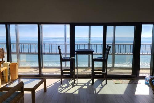 Stunning Ocean-Front Penthouse 1800sf 3BR 2BA 7Bed at Regency Tower