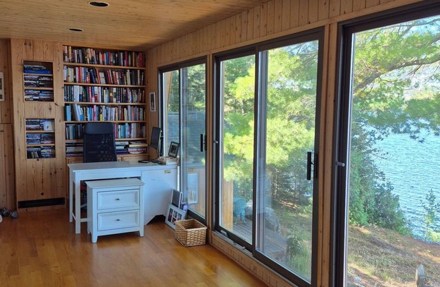 Stunning, Peaceful, lakefront cottage for 10