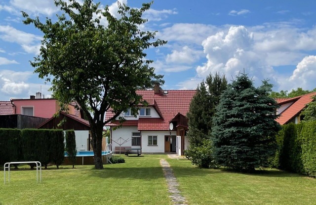 Maravillosa casa de vacaciones privada para 11 personas con WIFI, TV, patio y mascotas permitida