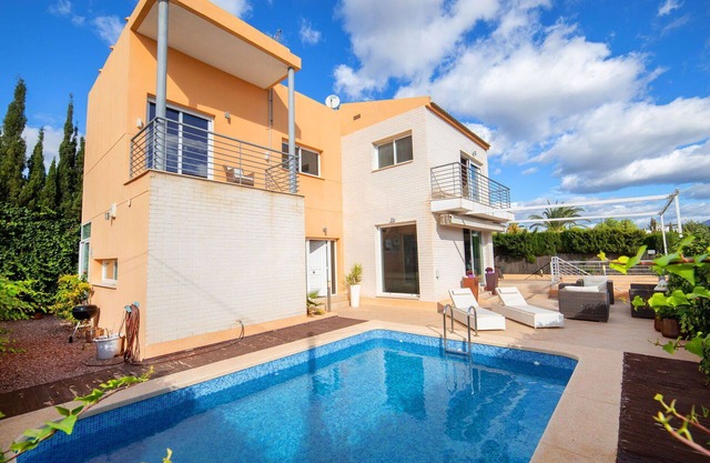 Preciosa casa de vacaciones privada con A/C, piscina privada, WIFI, TV, patio y mascotas permitida