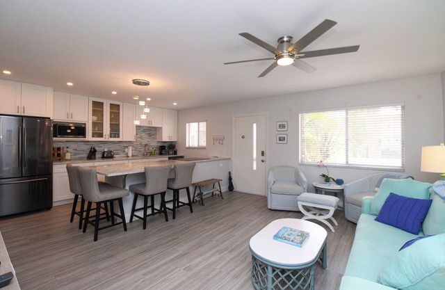 STUNNING REMODELED 2/2 CONDO IN THE ELEVEN HUNDRED CLUB AT COQUINA SANDS NAPLES