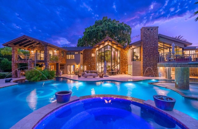 STUNNING SCOTTSDALE MANSION ON CAMELBACK MOUNTAIN+LAZY RIVER+PUTT PUTT +SPORTCOURT+FIREPIT