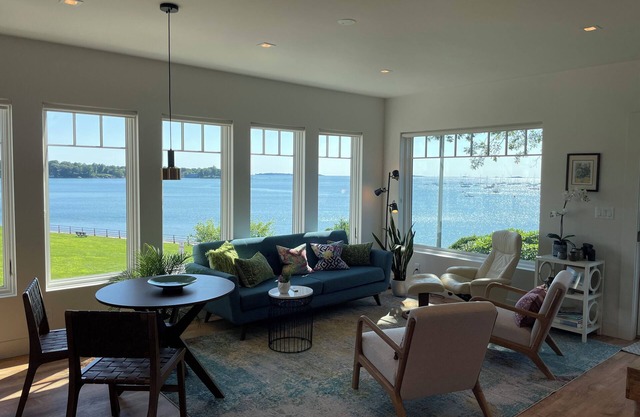 Stunning Shoreview Studio steps to the Beach and Cabot Street-close to Salem