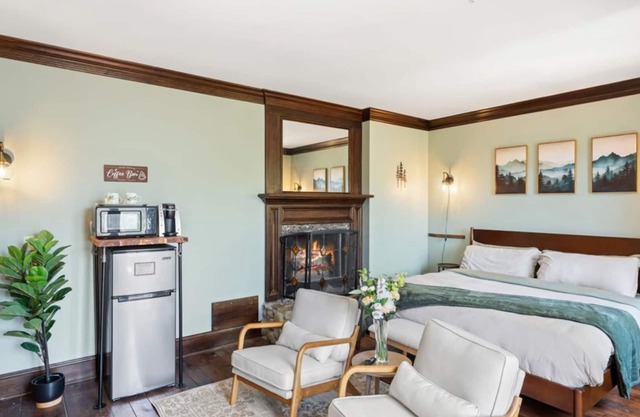 Stunning Smoky Mountain Views | Balcony + King Bed