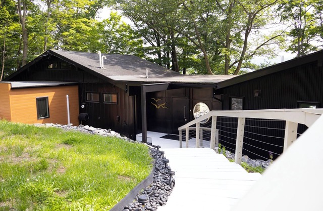 Stunning Sunsets, Fall Foliage, Gorge Hikes in a Contemporary Lakefront 3BR/3BA