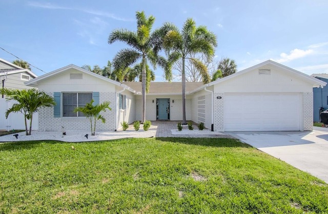 STUNNING TAMPA BAY WATERFRONT RETREAT~Close to airport, beaches, stadium & more!