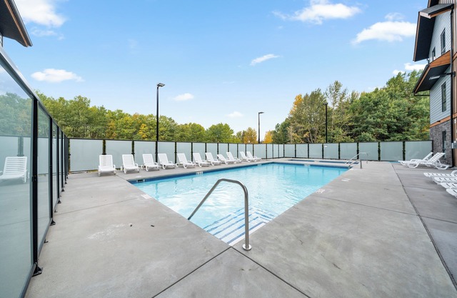 Wifi - Heated Pool - Hot tub - Stunning Views - Fitness Center-5 mins to Canmore