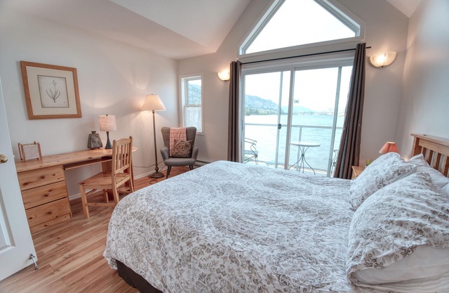 Vaseux Lakeside Townhomes w/ Private Beach and watercraft