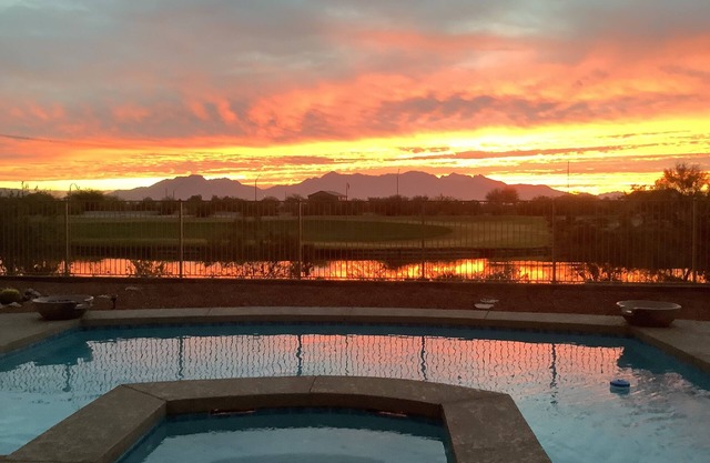 Piscina y spa en el campo de golf