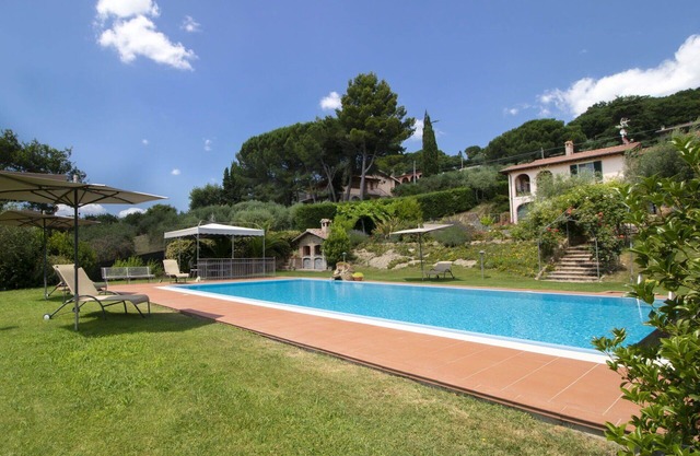 Preciosa casa de vacaciones con bañera de hidromasaje, WIFI, A/C, piscina privada, TV y patio