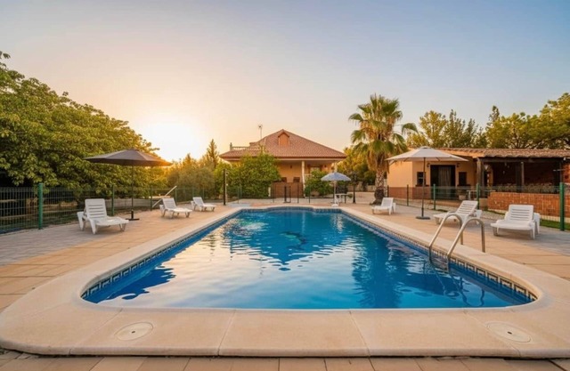 Impresionante villa con piscina infinita y vistas a la monta