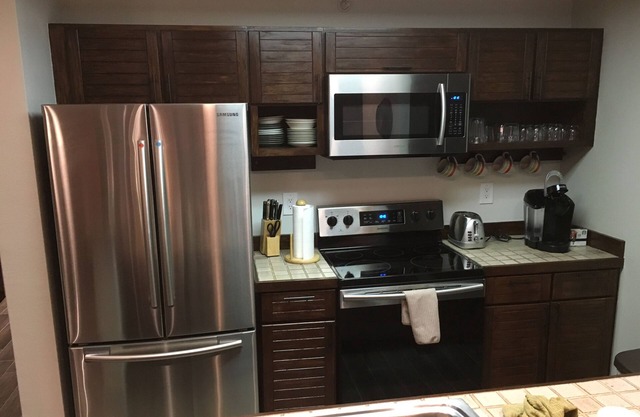 Estudio: primer piso, a pie de ascensores, wifi gratuito, piscina cubierta y bañera de hidromasaje