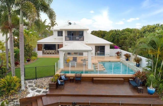 Stunning Waterfront Coastal Retreat, sleeps 13