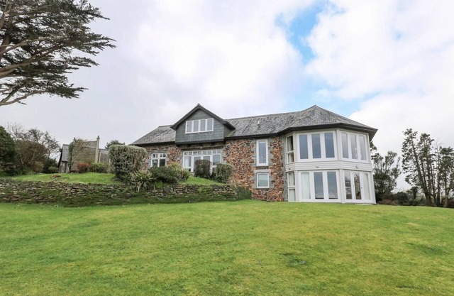 Stunning Waterfront Escape 4 Bedrooms, 4 Bathrooms, Piano and Games Room!