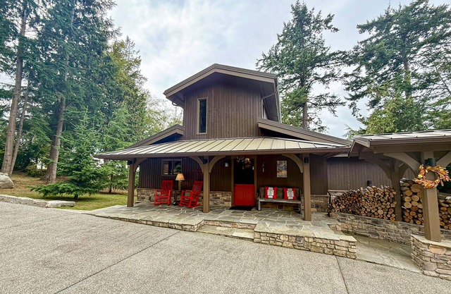 Stunning Waterfront Home, w/ Private Hot Tub, Fire Pit & Breath taking Views!