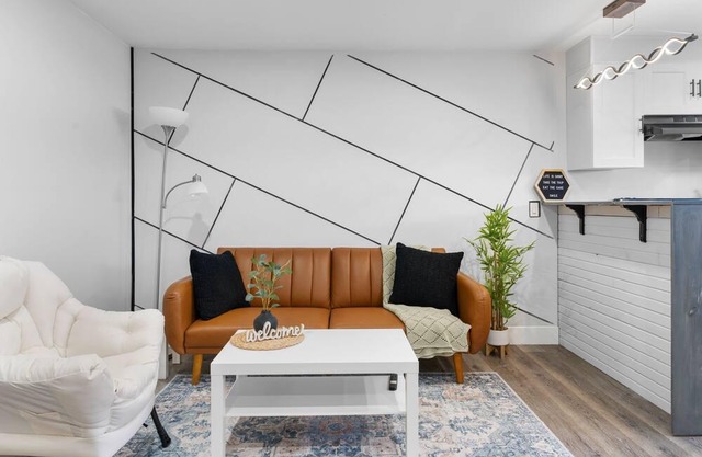 Stylish 1BR Duplex w/Free Parking & Wi-Fi