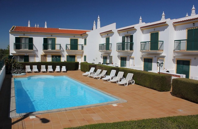 Elegante casa de 2 dormitorios con patio privado y piscina compartida.