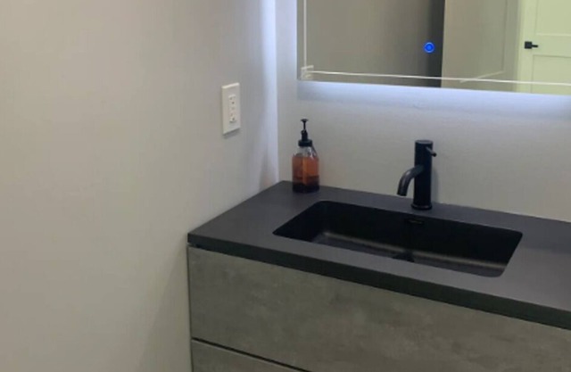 *Stylish 2-bd house w parking close to H St*