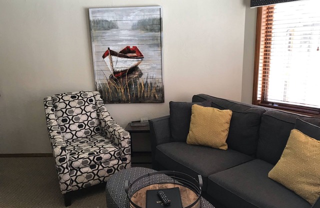 Elegante 2 hab 2 ba recientemente remodelado con muchas comodidades para que disfrute.