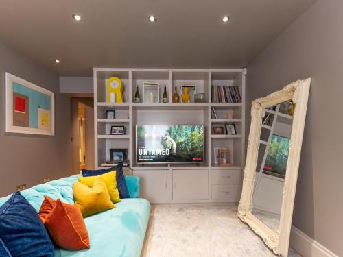 Stylish 2-Bed Flat Near Portobello Notting Hill Pass the Keys