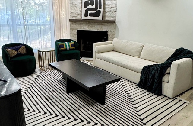 Stylish 2-bedroom condo with patio in Turtle Creek