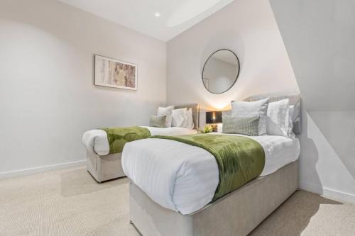 Stylish 2-Bedroom Stay for 6 in Digbeth, Includes Parking and High-Speed Internet
