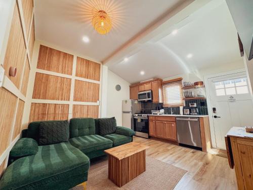 Stylish 2 BR 1 BA Apartment - Steps to the Ocean - Hidden Gem