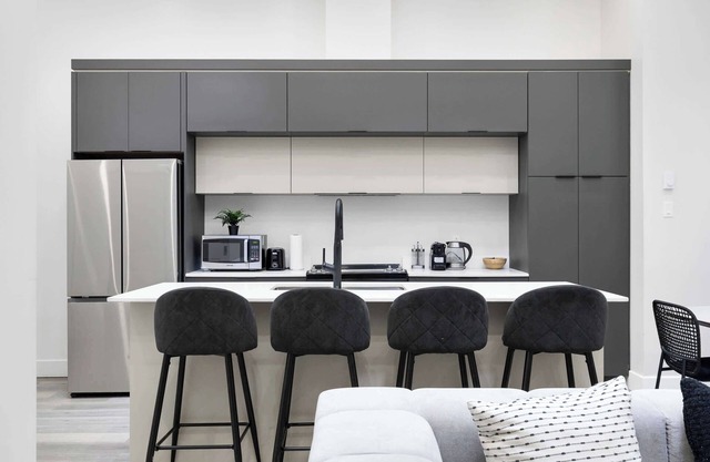 Stylish 2BR Retreat w/ Rooftop & Parking-Griffintown