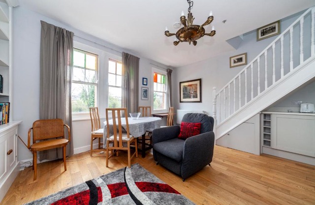 Stylish 3 BDR apartment wfree parking and garden