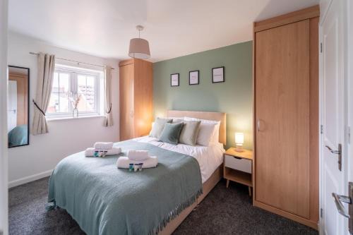 Stylish 3-bed Gloucester house with Free Driveway Parking for 2 cars