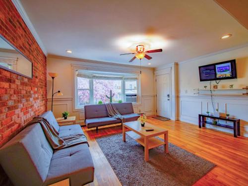 Stylish 3 bed, minutes to NYC!