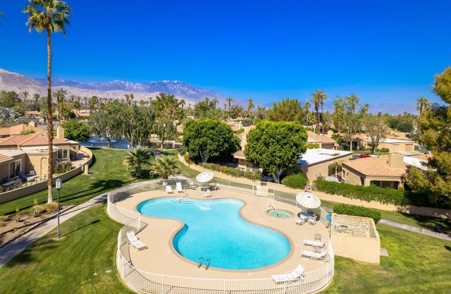 Stylish 3 bedroom condo w/ office & 3 pools