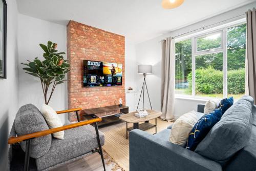 Stylish 3 Bedroom Home - Garden - Parking - Fast WiFi - 215R