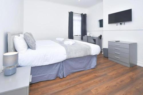Stylish 3bedroom near Stoke-on-Trent hospital