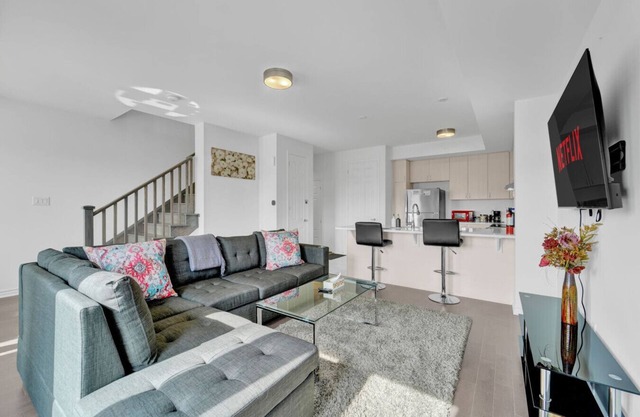 Stylish 3BR 2.5 Bath Townhouse w/ Patio & parking