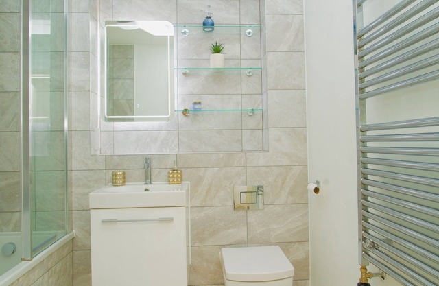 Stylish 3BR | 3 Min to Southfields Station