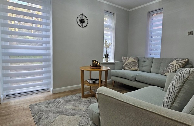 Stylish 3BR Entire Home | Full Kitchen + Lounge | Sleeps 6