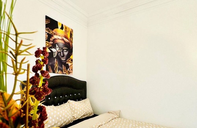 This comfy room in a shared apartment offers a comfortable stay for up to 3 people. The room offers shared bathroom and kitchenette. It is located in a vibrant and well-connected neighborhood. The area offers numerous shopping options, restaurants, and a