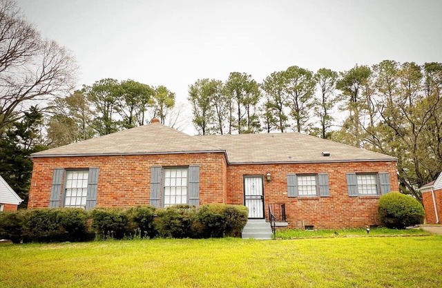 Stylish 4BR Home Large Backyard Prime Location