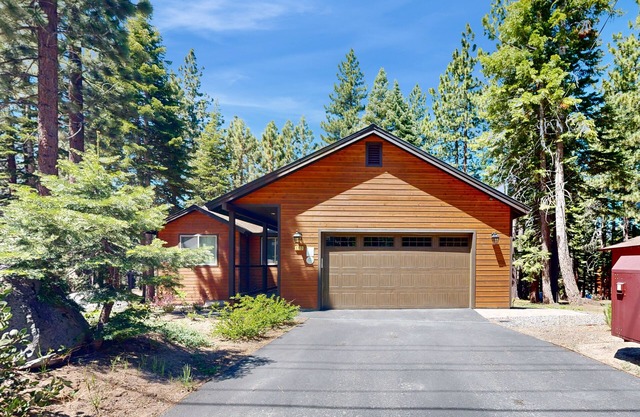 Stylish All-Season Oasis, Fireplace | Easy Access to Skiing, Hiking, Biking