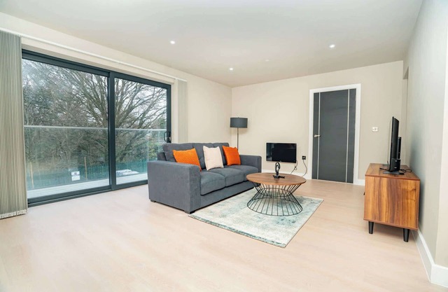 Stylish and Bright 2 Bed Apartment in Birmingham