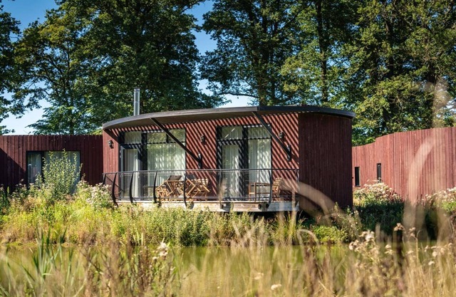 Elegante bungalow cerca del bosque