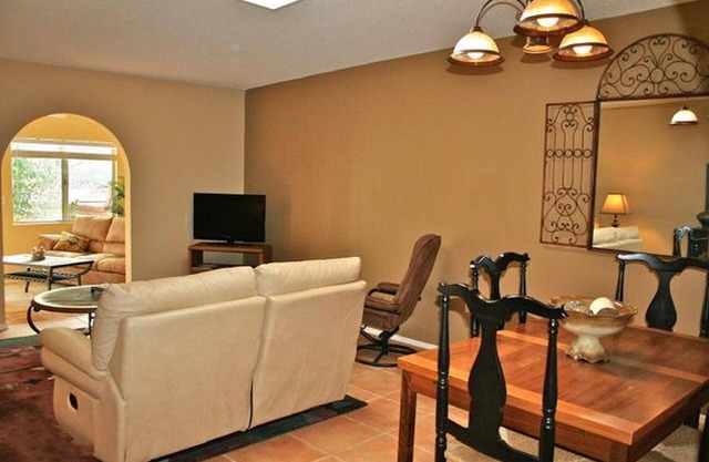 Elegante, cómodo 1450 Sq. Pie. Casa de pueblo con Saltillo Tile y Sunny AZ Room