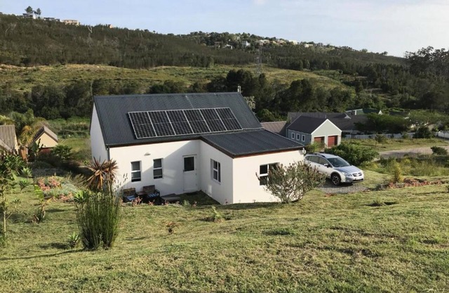Stylish Country Cottage with solar panels in Knysna