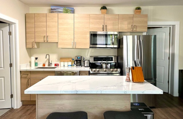 Stylish Deluxe Kitchen /King Bed/Laundry/Free Parking